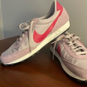 Nike Daybreak women’s tennis shoe
